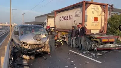 Park halindeki tıra çarpan panelvanın sürücüsü yaralandı