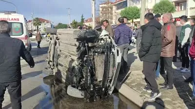  Motosiklete çarpmamak için manevra yaparken devrilen otomobilin sürücüsü yaralandı