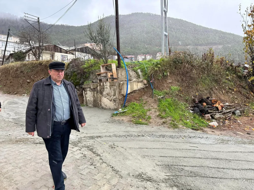 Artvin Belediye Başkanı Demirhan Elçin, Yeni Mahallede Yapılan Beton Yol Çalışmalarını İnceledi