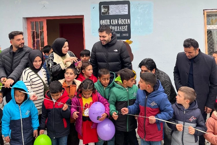 Müzisyen dostunun adı kütüphanede yaşayacak