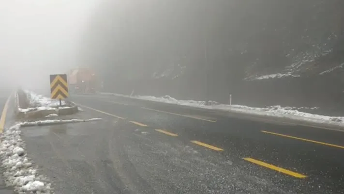 Karın etkili olduğu Bolu Dağı güzergahında küreme ve tuzlama çalışması yapılıyor