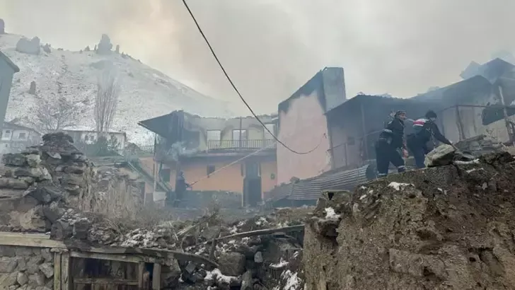 Balkona bırakılan kovadaki közden yangın çıktı; 5 ev kullanılamaz hale geldi