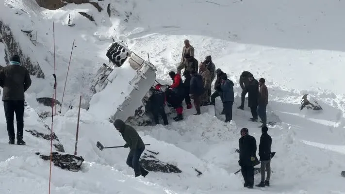 Yol açma çalışması yapan iş makinesi uçuruma yuvarlandı, 4 kişi öldü 