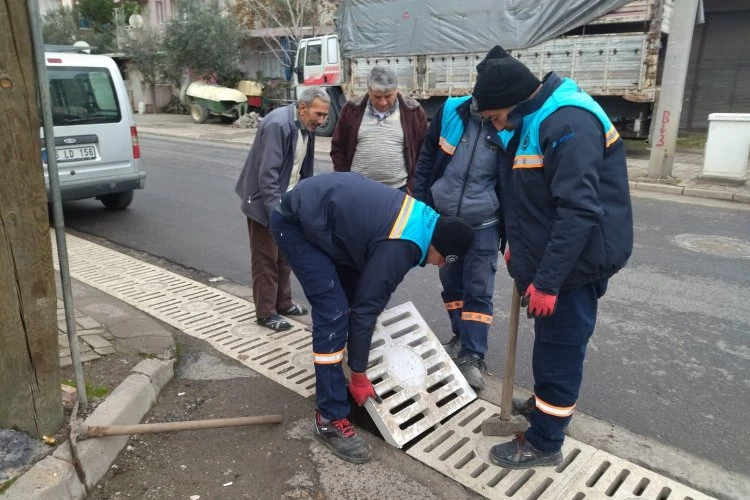 Salihli’de yağmur suyu ızgaları temizleniyor