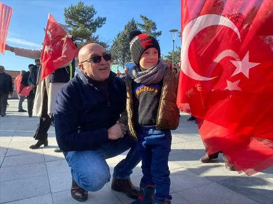 Çorum Belediyesi vatandaşlara Türk bayrağı dağıttı