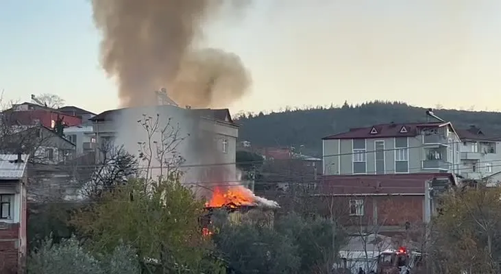 Yangın çıkan gecekondu kullanılamaz hale geldi