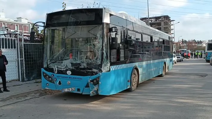 Yolcu otobüsü ile polis aracı çarpıştı, 2 kişi yaralandı