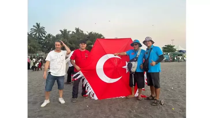 Türk Uçurtma Takımı Hindistan’da Türk bayrağını dalgalandırdı