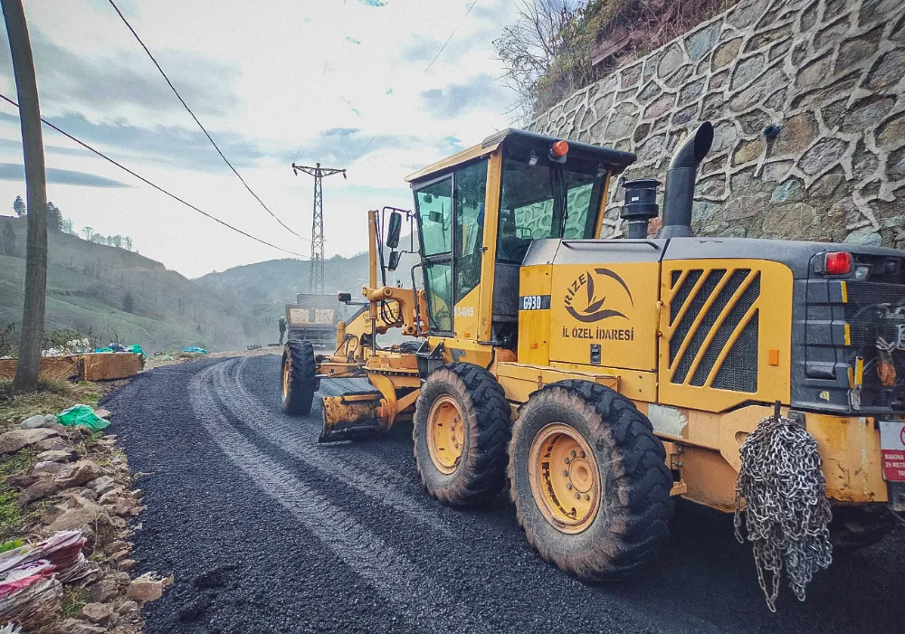 Rize İl Özel İdare Ekipleri Köy Yollarını Asfaltlıyor