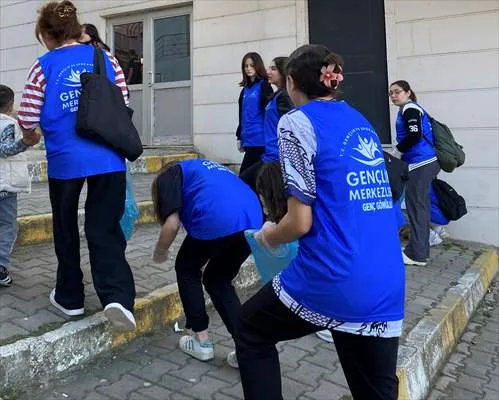 Salıpazarı’nda gönüllüler çevre temizliği yaptı