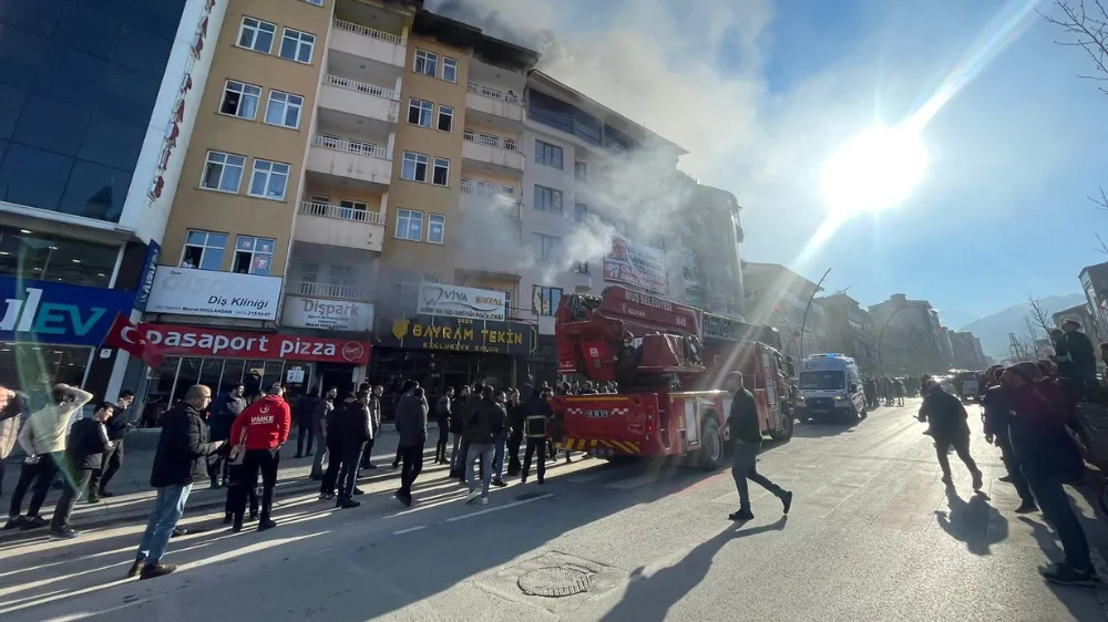 Yangın çıkan binada mahsur kalanları itfaiye kurtardı