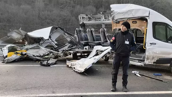 Yem kamyonu yolcu minibüsüne çarptı; 1 ölü, 4 yaralı