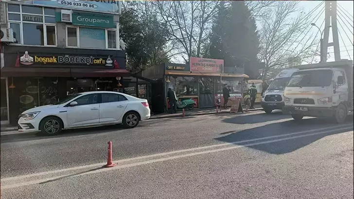 Polis merkezinin karşısındaki börekçinin önünde otururken bıçaklandı