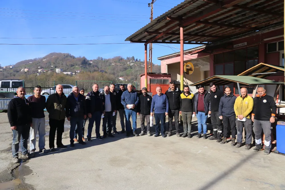 Arhavi Belediye Başkanı Vasfi Kurdoğlu, Çalışanlarıyla Yeni Yılı Kutladı