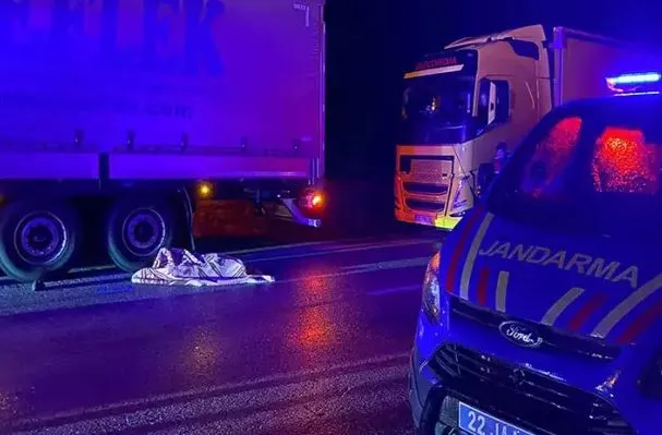 Edirne’de sırayı bozun TIR sürücüsünün neden olduğu kazada TIR sürücüsü öldü