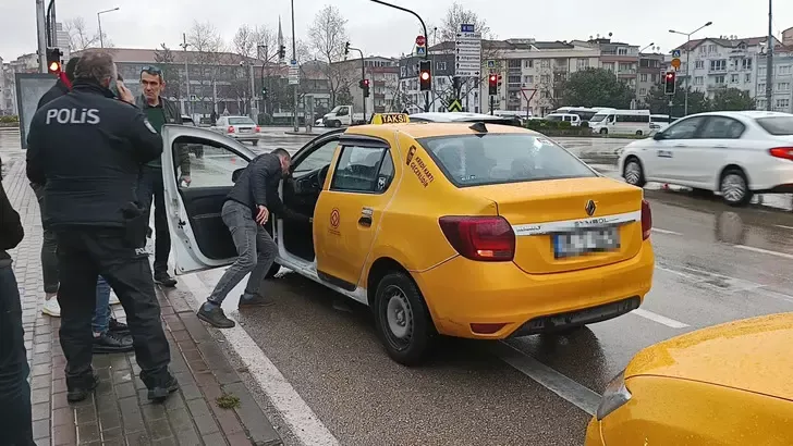 Kan donduran olay! 15 yaşındaki çocuk, bindikleri taksinin şoförünü boynundan bıçakladı