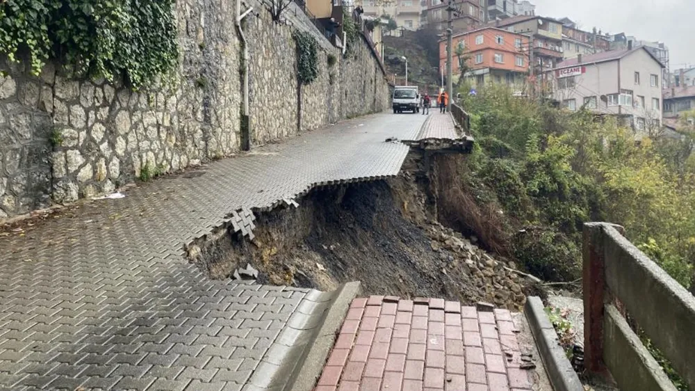 Hastane yolunda heyelan! Yol trafiğe kapatıldı