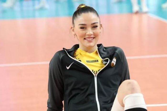 Voleybolcu Zehra Güneş tarzıyla hayran bıraktı! 