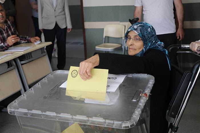 Hastalar, sağlık ekiplerince sandıklara götürülerek oylarını kullandı