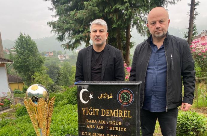 Rizespor’un Şampiyonluk Kupası Minik Demirel’in Kabrine Götürüldü