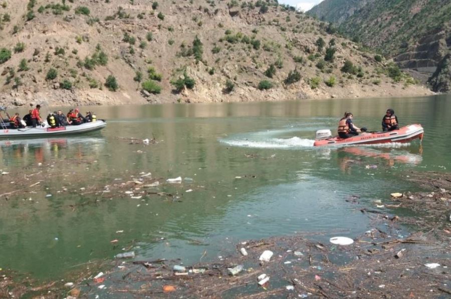  Çoruh nehrine düşen kamyonet sürücüsü hala bulunamadı