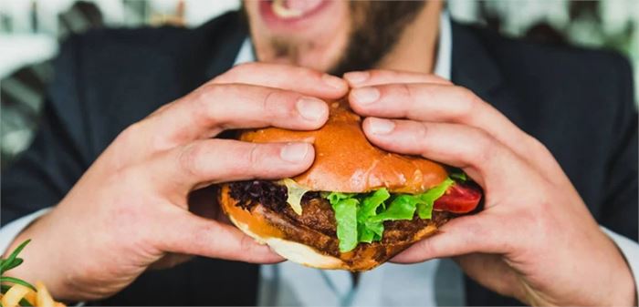 Fast food beslenmede risk genç yaşta kolon kanseri olabilirsiniz!