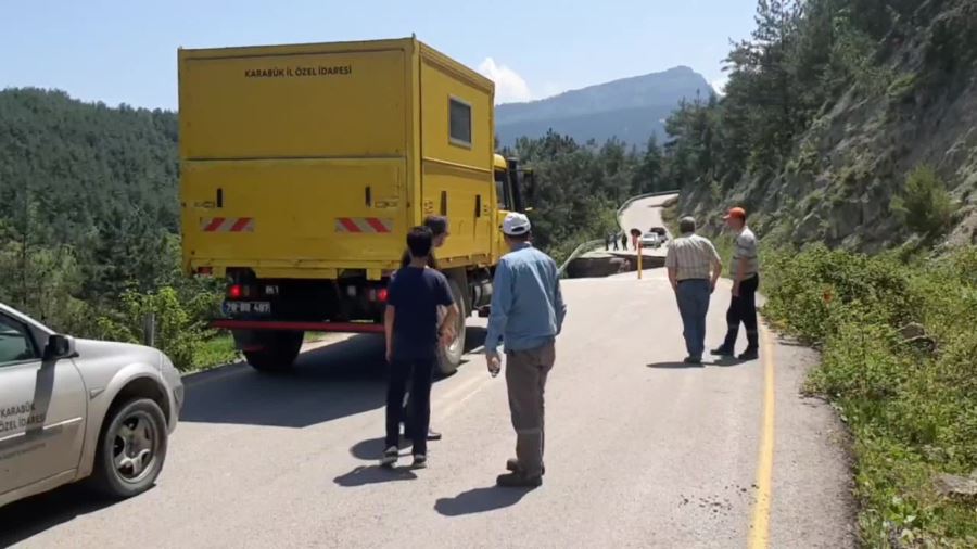 KARABÜK’TE KAHYALAR-DÜZÇAM-SİPAHİLER KÖYÜ GRUP YOLU HEYELAN NEDENİYLE ÇÖKTÜ