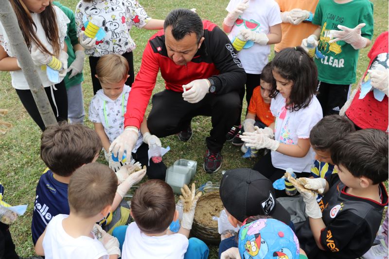 Arıların doğadaki önemi ilkokul öğrencilerine uygulamalı eğitimle anlatılıyor