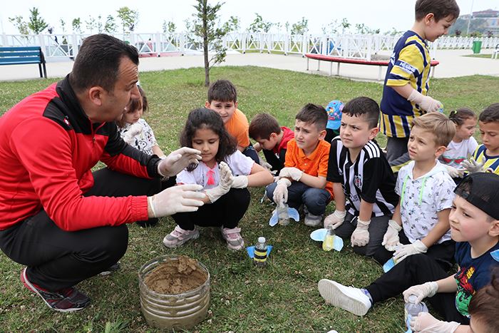 Arıların doğadaki önemi ilkokul öğrencilerine uygulamalı eğitimle anlatılıyor