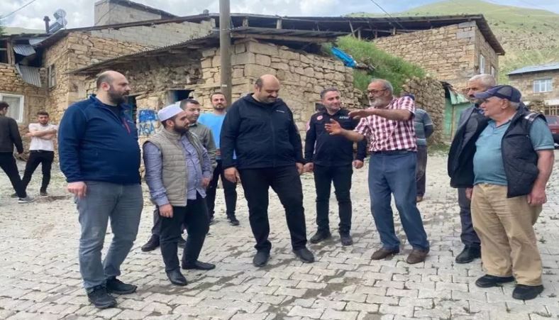 Aziziye Kaymakamı ve Belediye Başkanı Depremin Merkez Üssüne Gitti