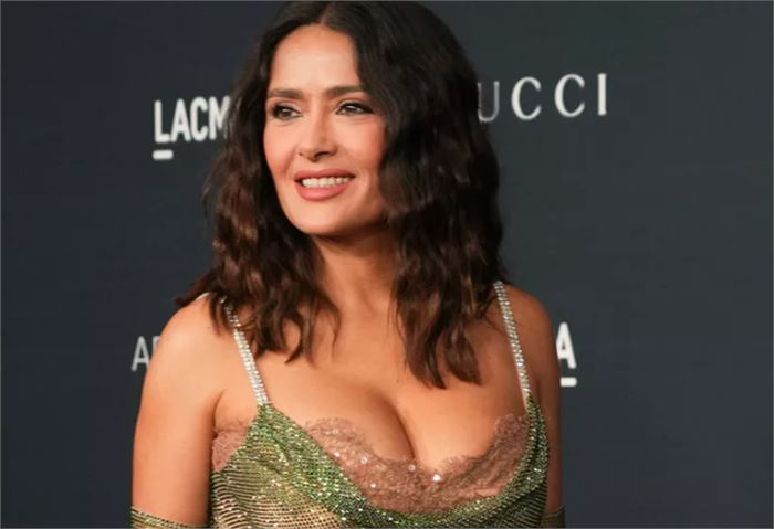 Salma Hayek teknede bikinisiyle poz verdi!