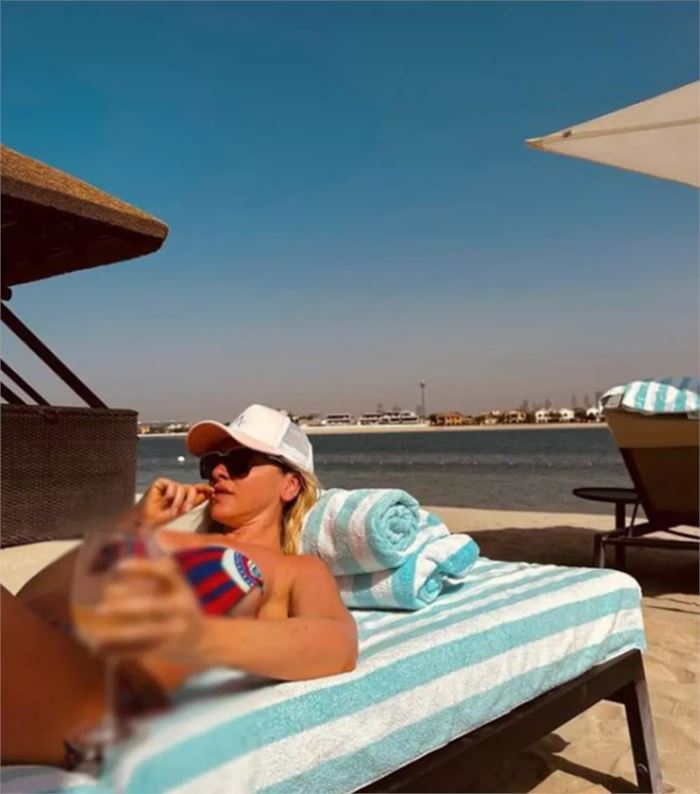 Hadise bu sefer bikini iplerini indirdi!