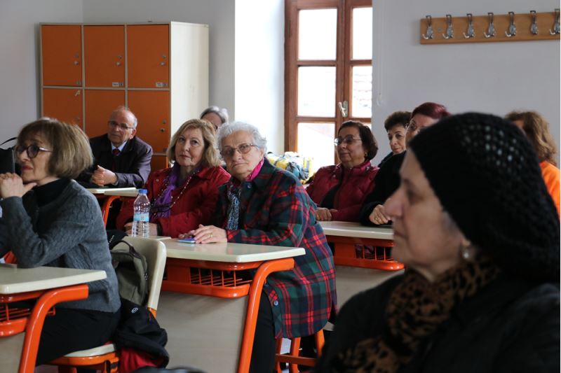 53 yıl önce ayrıldıkları okulda bir araya gelen mezunlar eski günleri andı