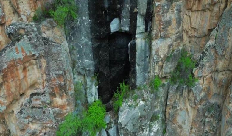 Uçurumdaki Kapı Gizemini Koruyor