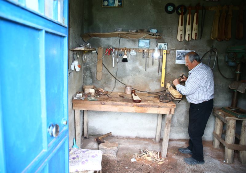 Köyündeki atölyesinde 34 yıldır el işçiliği ile kemençe yapıyor