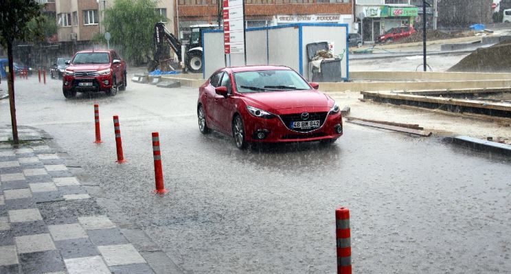 Yurdun dört bir yanında sağanak yağış hayatı olumsuz etkilemeye devam ediyor