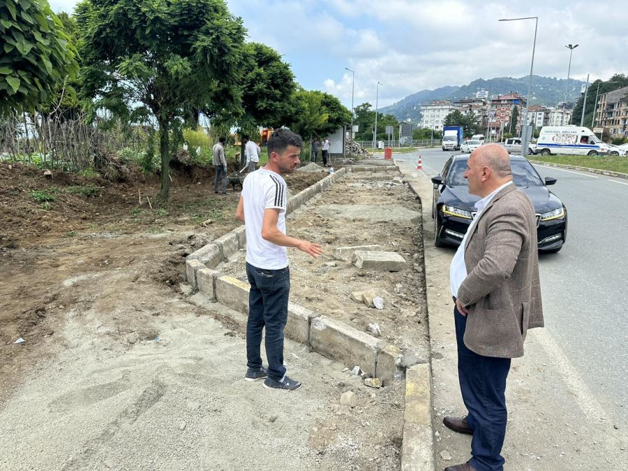 Rize Çayeli İlçesinde Yolcu Bekleme Duraklarına Çevre Düzenlemesi Yapılıyor