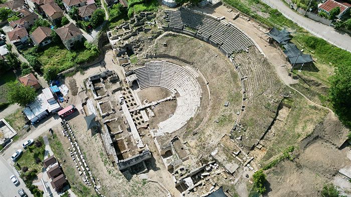 Kazı çalışmalarının sürdüğü Prusias ad Hypium Antik Kenti, FPV dron ile görüntülendi