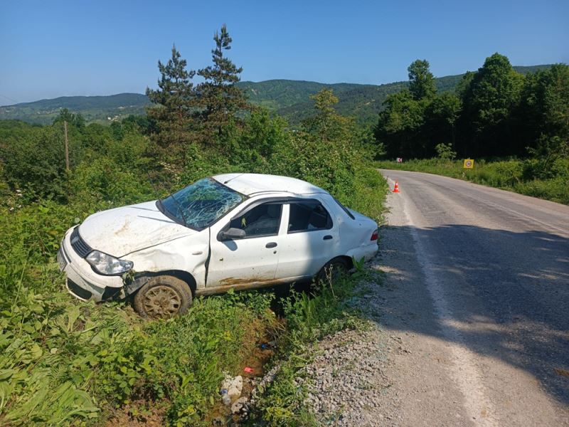 Ayancık’ta otomobilin su kanalına devrildiği kazada 2 kişi yaralandı