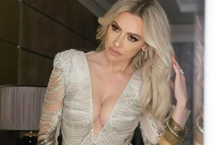 Hadise bu sefer yatağa sere serpe uzandı!