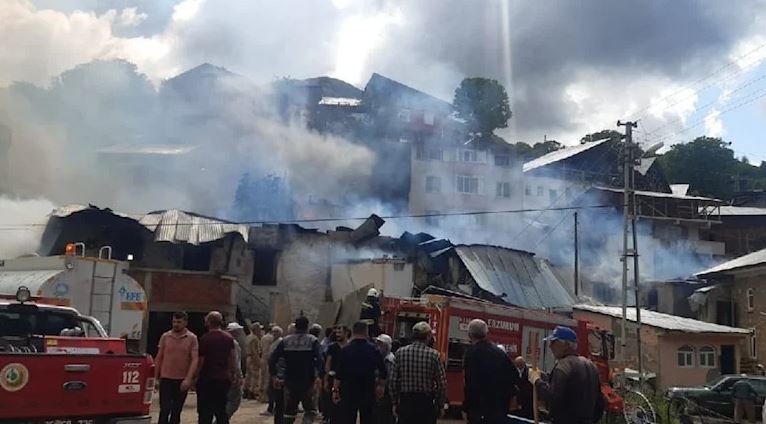 Erzurum’da bir evde başlayan yangın 10 evi kül etti