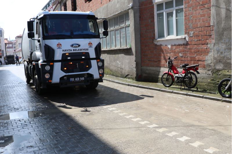 Havza Belediyesi sağanak sonrası cadde ve sokaklarda temizlik çalışması yürütüyor