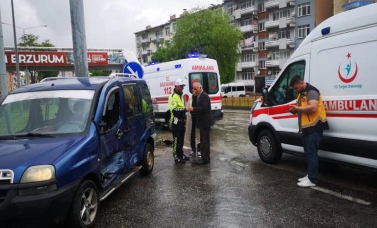 Erzurum’da Hasta Taşıyan Ambulans Kaza Yaptı