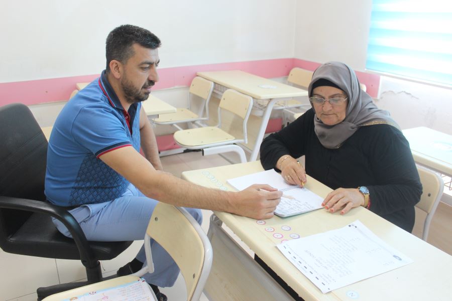 Komşusunun tavsiyesiyle gittiği kursta 65 yaşında okuma yazma öğrendi