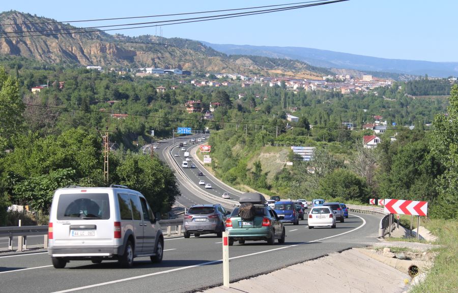 Kastamonu sınırlarından geçen kara yolunda bayram yoğunluğu