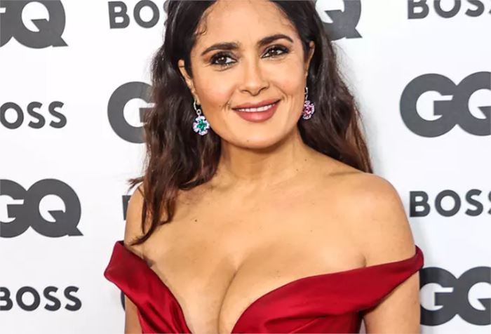 Salma Hayek göğüslerine bir parça havlu kapatıp sauna keyfi yaptı!