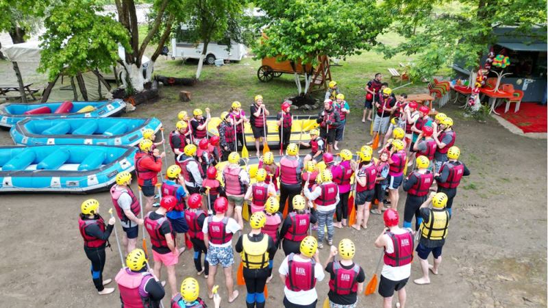 Adrenalin tutkunları Melen Çayı’nda rafting yaptı