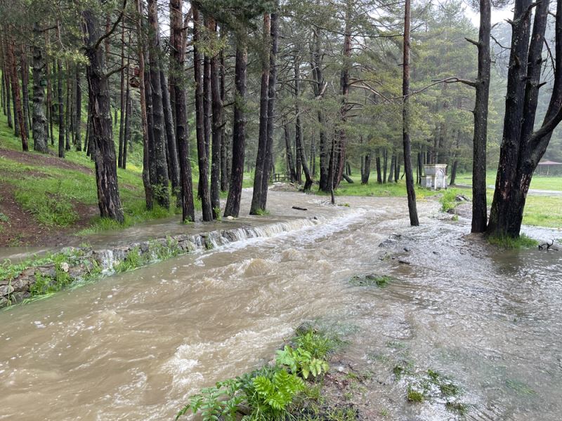 Sağanak Bolu-Abant kara yolunda taşkınlara neden oldu