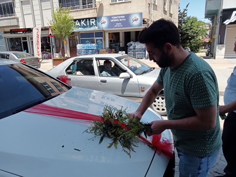 Yaz mevsiminin gelmesiyle çiçekçi ve düğün organizasyoncularının mesaisi arttı