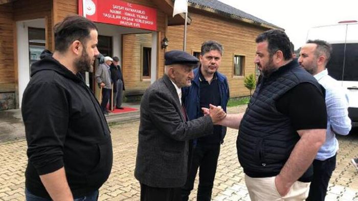 Artvin’de yaşlılara bayram ziyaretinde cağ döneri ikramı